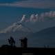 El volcán Cotopaxi registra señal sísmica mientras emite ceniza