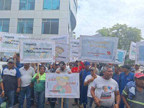 ‘Aquí al que protesta lo mandan a trabajar al basurero’: obreros de Manta volvieron a reclamar sus sueldos y denuncian amedrentamientos 