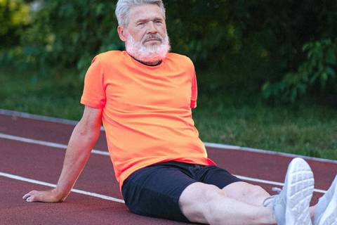 Mucho cansancio en hombres después de los 50: estas pueden ser las causas y las vitaminas que pueden tomar para sentirse mejor