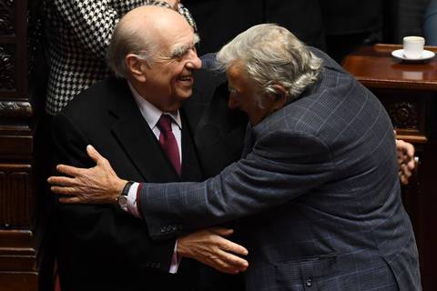 Uruguay despide a José Mujica y Julio María Sanguinetti de la política, entre lágrimas, aplausos y homenajes 