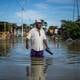 Salvavidas nadan en busca de gente en las calles inundadas de Piura
