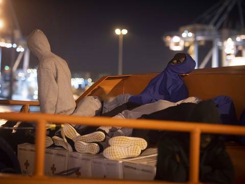 800 migrantes asaltan con violencia una cerca en enclave español de Ceuta