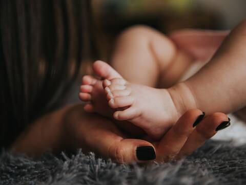 Empresa en Italia ofrece mil euros a cada empleado que traiga un bebé al mundo: preocupados por la baja natalidad buscan ayudar, pero en las redes crítican el bajo monto