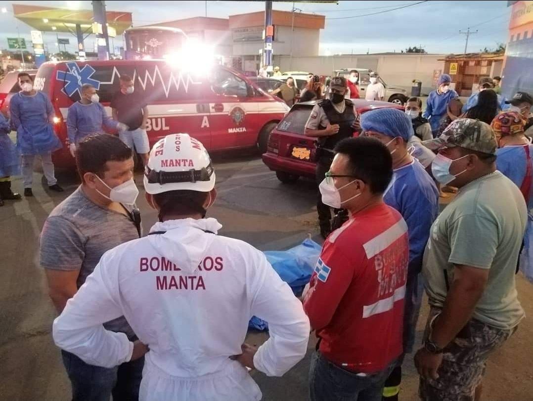 Mujer murió electrocutada tras tocar malla en el barrio Costa Azul de Manta