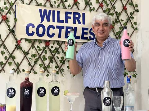 Con una inversión de 100 dólares, y botellas sin logo, Wilfrido García empezó a vender cocteles que le permitieron educar a sus hijos y hoy son el sustento y progreso familiar