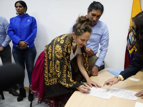 Yaku Pérez y Manuela Picq  inscribieron su matrimonio ancestral en el Registro Civil de Ecuador