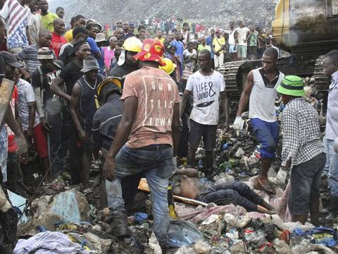 17 muertos al colapsar montaña de basura en Mozambique
