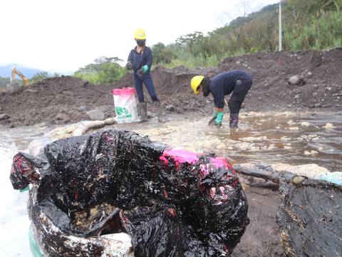 Según reportes recibidos por el Ministerio del Ambiente, una mancha de crudo por derrame de OCP llegó hasta el Yasuní