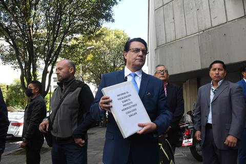 Fernando Villavicencio pide a Fiscalía analizar informe de fiscalización sobre el proyecto hidroeléctrico Coca Codo Sinclair y el caso INA Papers