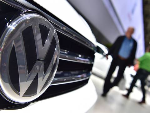 Pese a escándalo por emisiones, Volkswagen destrona a Toyota y lidera ventas mundiales