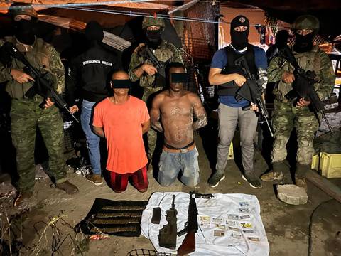 Cinco hombres detenidos con armas de fuego en allanamientos a viviendas ejecutados en Esmeraldas y Santo Domingo