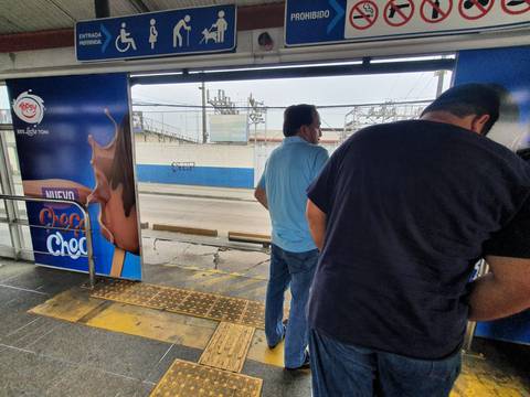 Metrovía opera con puertas abiertas y pago en efectivo en varias paradas, en Guayaquil