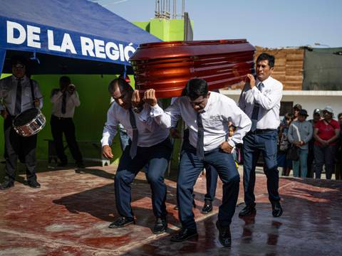 Los ‘bailarines de la muerte’ que cargan féretros y desafían al dolor en Perú
