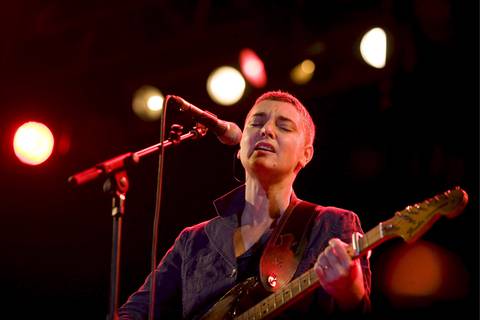 Las canciones que hicieron inolvidable a Sinéad O’Connor y el reflejo de su vida de maltratos