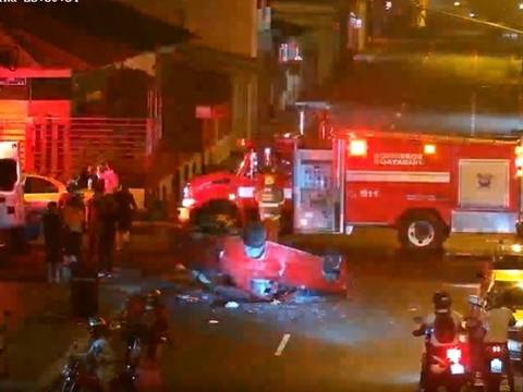 Vehículo se volcó en Tungurahua y Luis Urdaneta, en el centro de Guayaquil