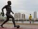 ¿Dani Alves se queda sin estatua? Activista pide retirar escultura de ciudad natal del exjugador