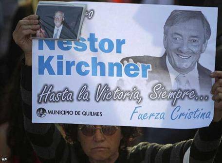 Miles de argentinos despiden a Néstor Kirchner en la Plaza de Mayo |  Internacional | Noticias | El Universo