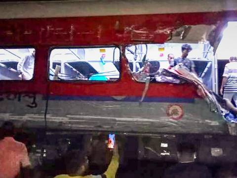 Sube a más de 200 la cifra de fallecidos por accidente ferroviario en India