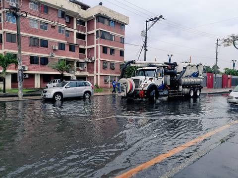 Cuatro siniestros de tránsito y 10 sectores anegados en Guayaquil por intensa lluvia, reporta el ECU911
