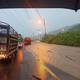 Una fuerte lluvia en Esmeraldas anegó calles y tramo de carretera