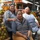 Tres generaciones de madres comerciantes: Mercedes, Mónica y Silvia tienen en el mercado de Chiriyacu de Quito su fuente de ingresos