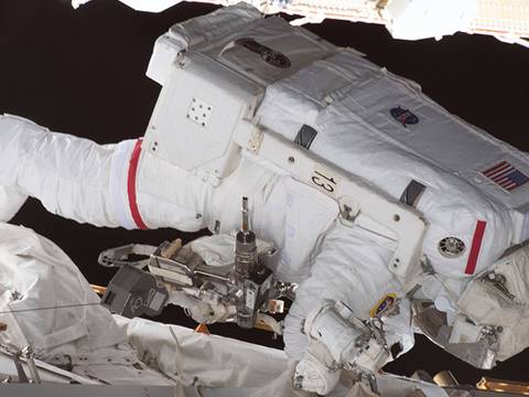 Una bolsa de herramientas perdida en el espacio por dos astronautas de la NASA fue captada en video