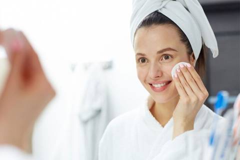 Las 6 vitaminas que rejuvenecen la piel y puedes aplicarte de forma tópica para ganar elasticidad y luminosidad en el rostro
