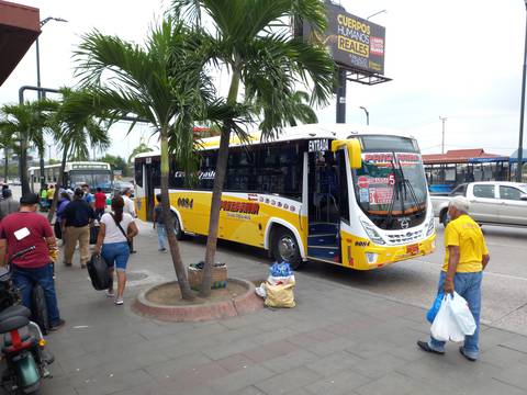Calles cerradas por elecciones complican la movilidad de usuarios que van hacia el centro, norte de Guayaquil y Durán