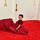 ¡Caída en los Óscar 2024! Liza Koshy perdió el control con tacones altos en la alfombra roja