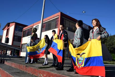 Más del 80 % de los abanderados de Quito que recibirán Mención de Honor Abdón Calderón  son mujeres