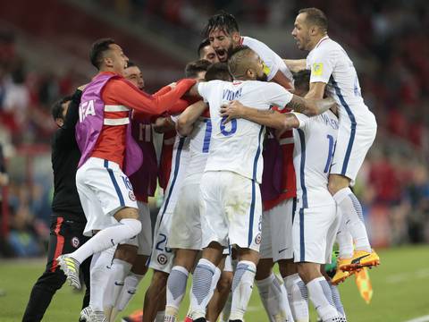 Chile gana 2-0 a Camerún en debut por Copa Confederaciones
