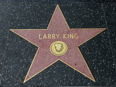 Celebridades y personajes en todo el mundo despiden al periodista Larry King