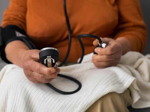 Cómo tomar la presión arterial sin dispositivos automáticos paso a paso y cómo leer los resultados