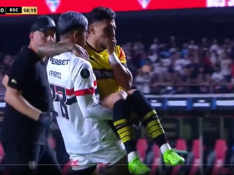 Joao Rojas, en brazos de Alan Franco: ¿No hay camilleros en el estadio Morumbí? ¡Una vergüenza!