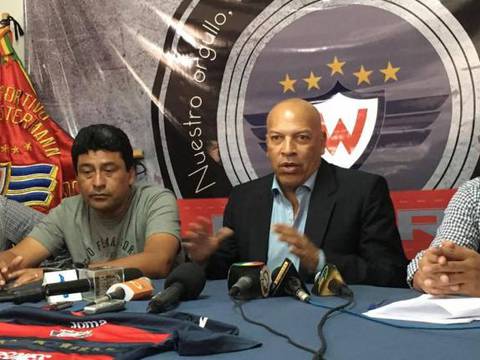 Wilstermann ratifica a peruano Mosquera como DT pese a goleada en Copa Libertadores