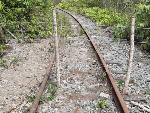 Vía férrea afectada entre Bucay y Alausí, constató una fuente que recorrió ese tramo cuatro meses después de que iniciara liquidación de Ferrocarriles del Ecuador