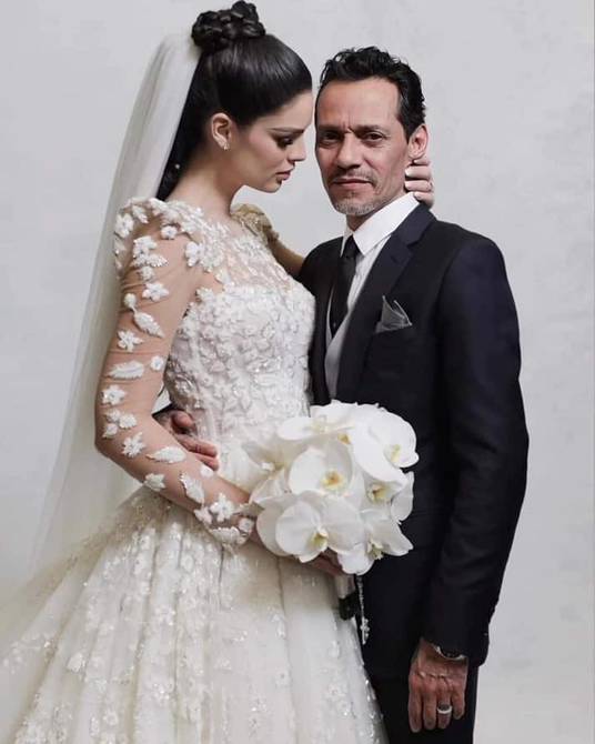 Estos son los 2 vestidos que Nadia Ferreira lució en su boda con Marc  Anthony: un espectacular diseño de princesa con tul y flores en relieve y  otro traje más cómodo para