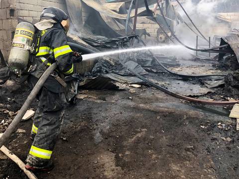 Fábrica de mangueras se incendió en el norte de Quito, una persona resultó intoxicada