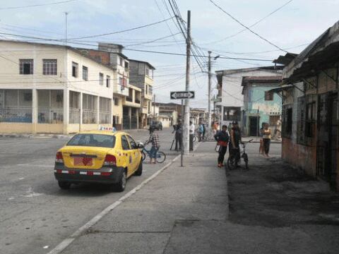 Un taxista fue rescatado en el suburbio cuando estaba maniatado en el asiento trasero de su carro 