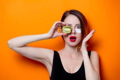 Así puedes hacer una mascarilla casera con vitamina C para estimular la producción de colágeno y reducir los efectos del sol en tu rostro
