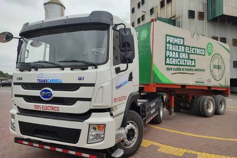 El primer camión 100 % eléctrico en Ecuador transportará caña de azúcar