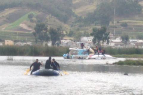 Tres fallecidos se registran en naufragio de yate en laguna de Colta