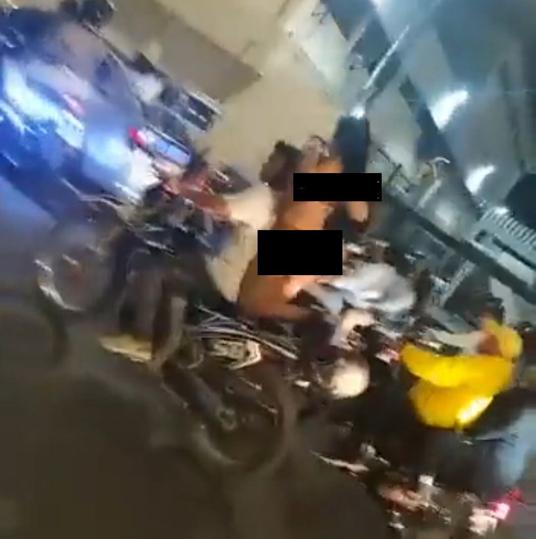 Ministro del Interior se pronuncia sobre motorizados que llevaron a mujeres que mostraban bustos por avenida de Guayaquil