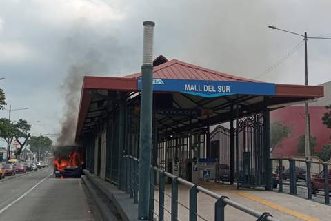 Bus de la Metrovía se incendió al pie de una estación del sur de Guayaquil  