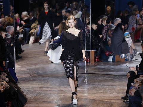 [VIDEOS] Versace y Dior destacaron la figura femenina en París