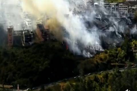 Incendio forestal de arbustos en Quito generó gran cantidad de humo y cierre de vías