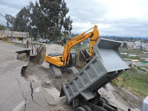 Continúan trabajos por colapso de canal de riego en Cevallos