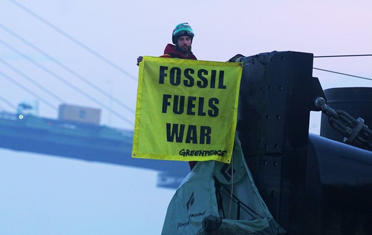 Greenpeace impide atracar en el río Támesis a un petrolero con gasóleo ruso