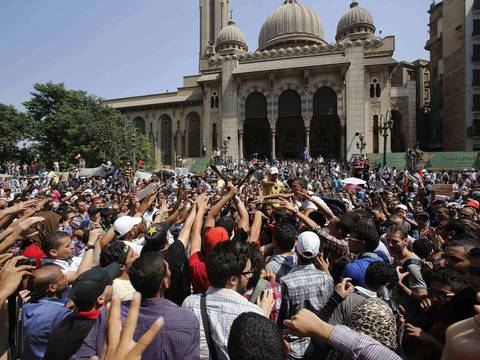 Policía rodea a manifestantes islamistas en una mezquita en El Cairo