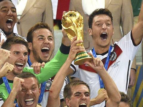 Capitán de Alemania, Philipp Lahm, se va de selección como campeón